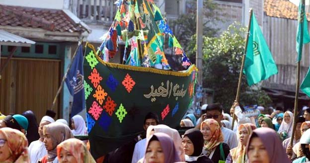 Ribuan Warga Mengarak Perahu Muludan dari Masjid Al-Ittihad