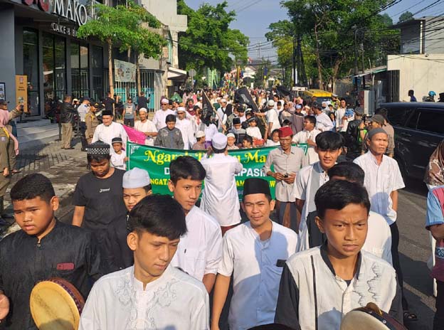 Peringati Maulid Nabi SAW, Warga Kampung Kalipasir Arak Perahu dan Ziarah Kubur Nyai Ratu Hj Mutafiah Binti KH Asnawi