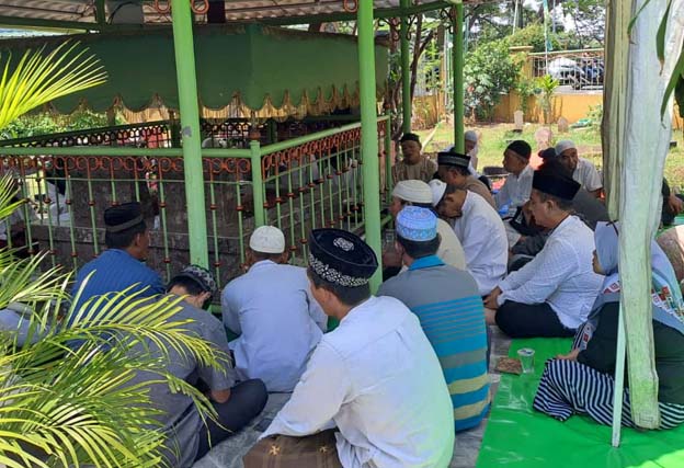 Peringati Maulid Nabi SAW, Warga Kampung Kalipasir Arak Perahu dan Ziarah Kubur Nyai Ratu Hj Mutafiah Binti KH Asnawi