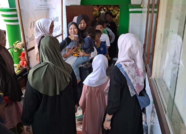 Peringati Maulid Nabi SAW, Warga Kampung Kalipasir Arak Perahu dan Ziarah Kubur Nyai Ratu Hj Mutafiah Binti KH Asnawi