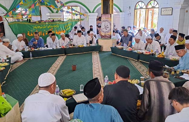 Peringati Maulid Nabi SAW, Warga Kampung Kalipasir Arak Perahu dan Ziarah Kubur Nyai Ratu Hj Mutafiah Binti KH Asnawi