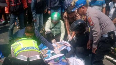 Polisi Evakuasi Korban Tewas Terlindas Truk Trailer di Karawaci