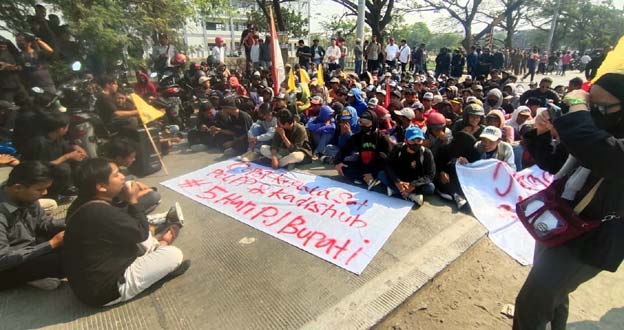 Mahasiswa Minta Pemkab Tangerang Batasi Jam Operasional Truk Tanah