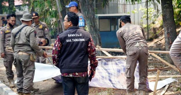 Satpol PP Kabupaten Tangerang Tertibkan Alat Peraga Kampanye