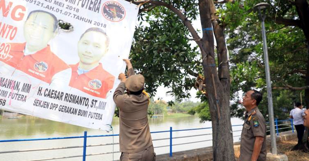 Satpol PP Kota Tangerang Tertibkan Baliho Liar di Jalur Strategis