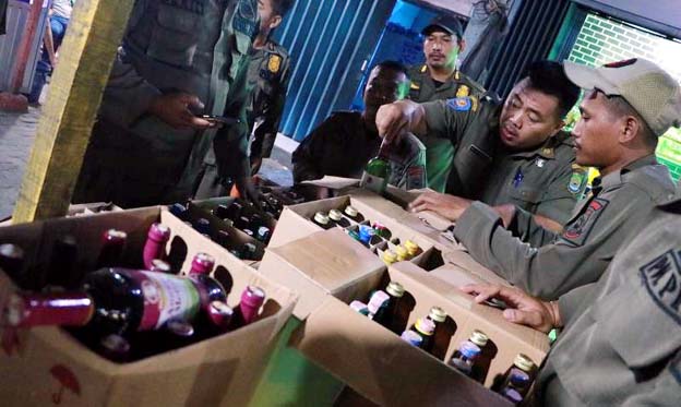 Satpol PP Kota Tangerang Sita Ratusan Botol Miras di Neglasari