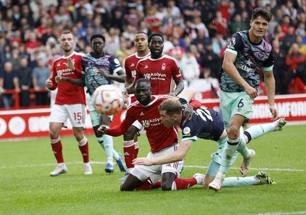 Sepuluh Pemain Nottingham Forest Menahan Imbang Brentford 1-1