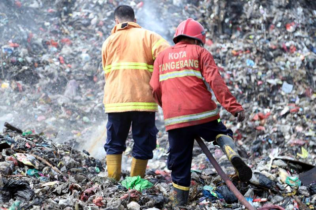 Atasi Kebakaran, Dinas PUPR Kota Tangerang Sigap Berada di TPA Rawa Kucing