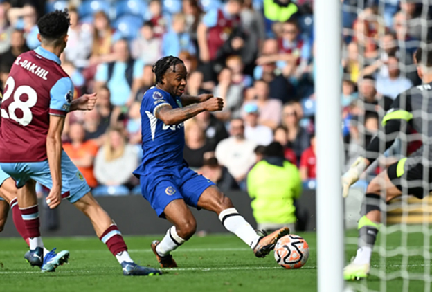 Raheem Sterling Menginspirasi Chelsea Kalahkan Burnley 4-1