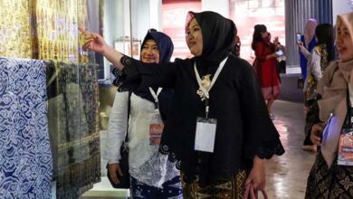 Tine Al Muktabar Dorong Generasi Muda Bangga Gunakan Batik