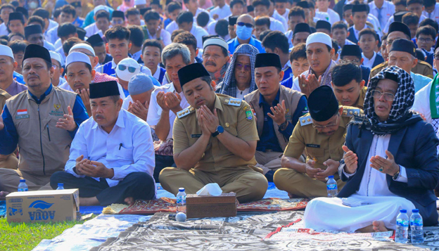 Arief Bersama Masyarakat Shalat Istisqa' di Stadion Benteng Reborn