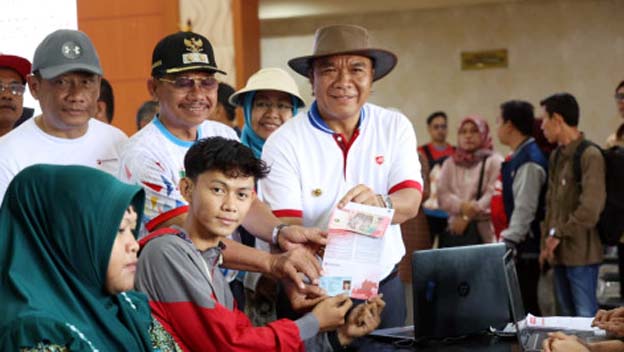 Al Muktabar Tinjau Penyaluran Bansos di Puspemkot Tangerang