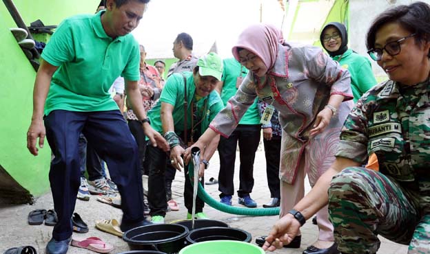 Ketua Pengadilan Tinggi Banten Salurkan Bantuan Air Bersih