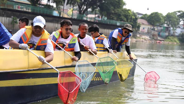 Banksasuci dan Pemkot Tangerang Bersihkan Sampah di Cisadane