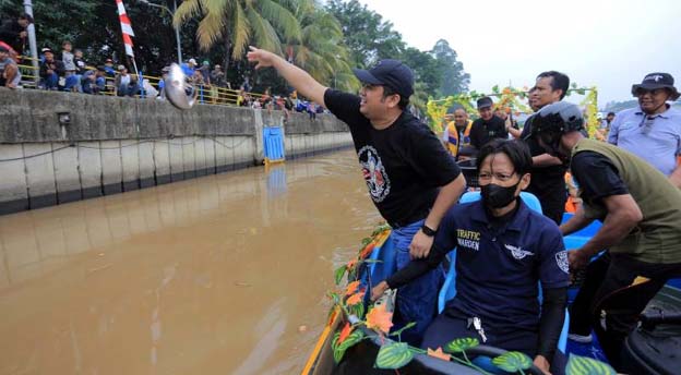Ratusan Warga Mancing Lele Bareng Wali Kota di Festival Cisadane