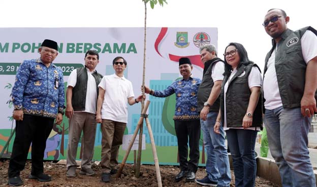 Wujudkan Ramah Lingkungan, Sachrudin Ajak Warga Tanam Pohon