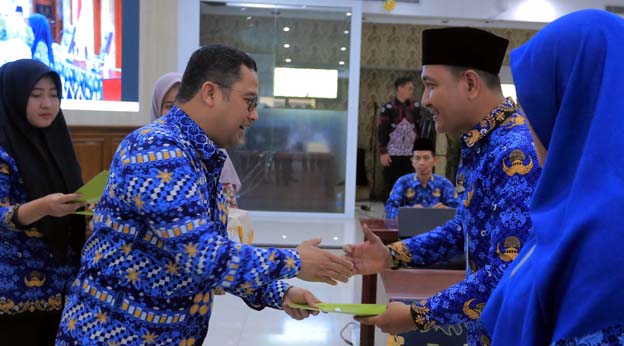 Arief Serahkan SK Pengangkatan Guru Menjadi Kepala Sekolah