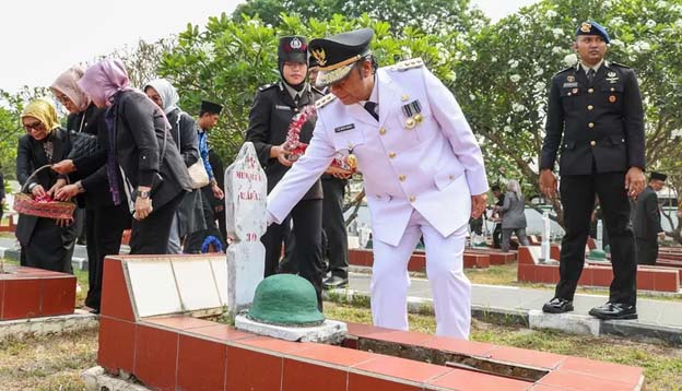 Pj Gubernur Banten Pimpin Upacara Ziarah Nasional di TMP Ciceri