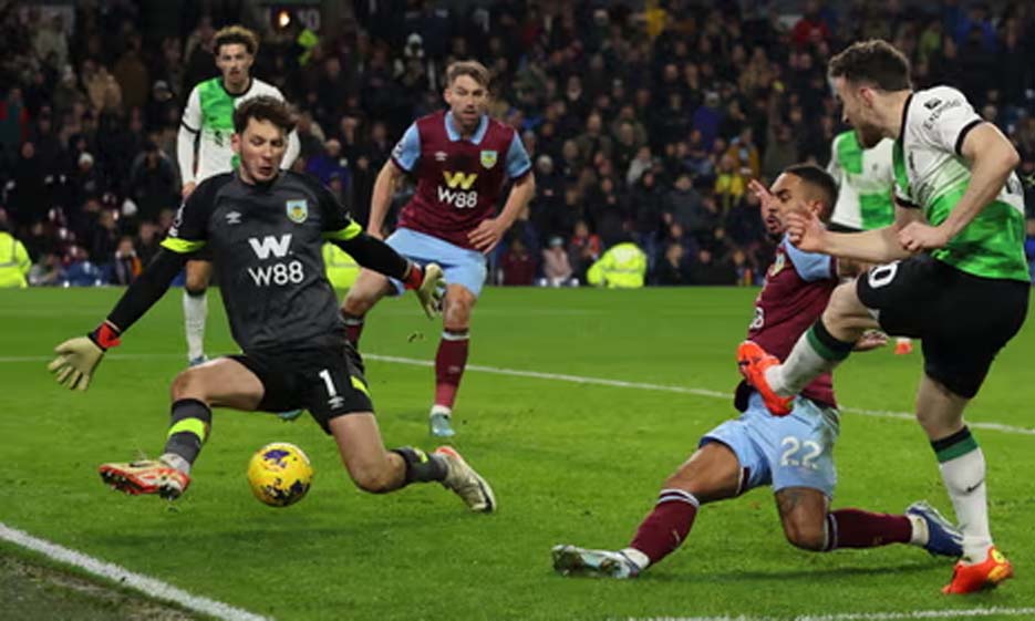 Liverpool Memuncaki Liga Premier Mengalahkan Burnley 2-0