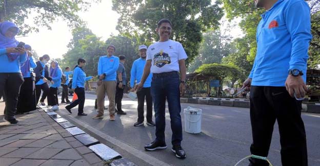 Sachrudin Melakukan Pengecatan Kanstin di Jumat Bersih