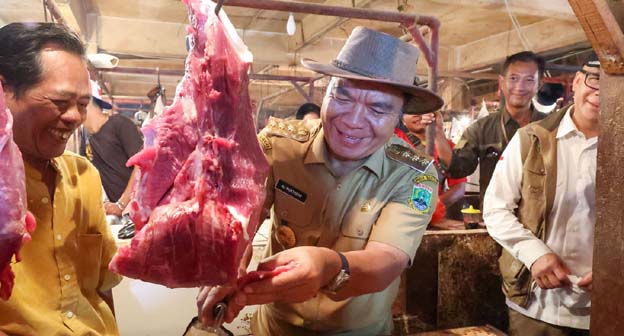 Pj Gubernur Banten Sidak Harga Bahan Pokok di Pasar Induk Rau