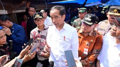 Presiden Jokowi Cek Harga Kebutuhan Pokok di Pasar Tradisional