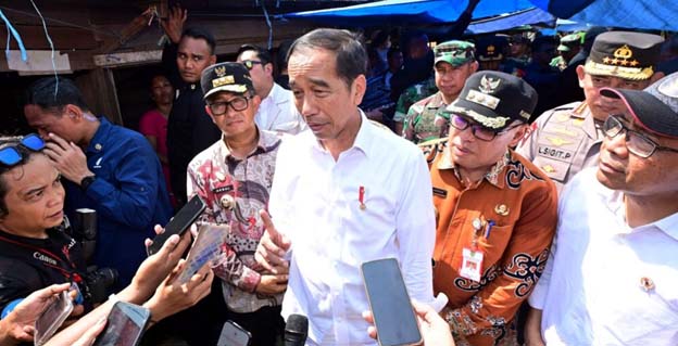 Presiden Jokowi Cek Harga Kebutuhan Pokok di Pasar Tradisional