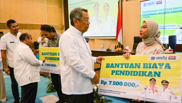 Benyamin Davnie Serahkan Ratusan Beasiswa Perguruan Tinggi