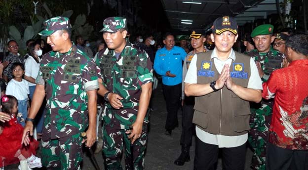 Pj Bupati Tangerang Pantau Perayaan Malam Natal di Citra Raya