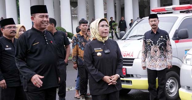 Bupati Serang Berikan Hibah 33 Ambulans Desa Senilai Rp8,3 Miliar