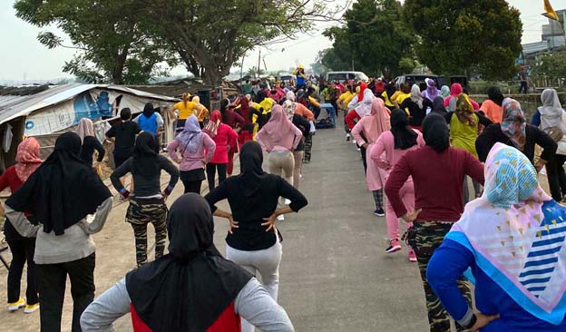 Warga Neglasari Semarakan Car Free Day dengan Senam Bersama