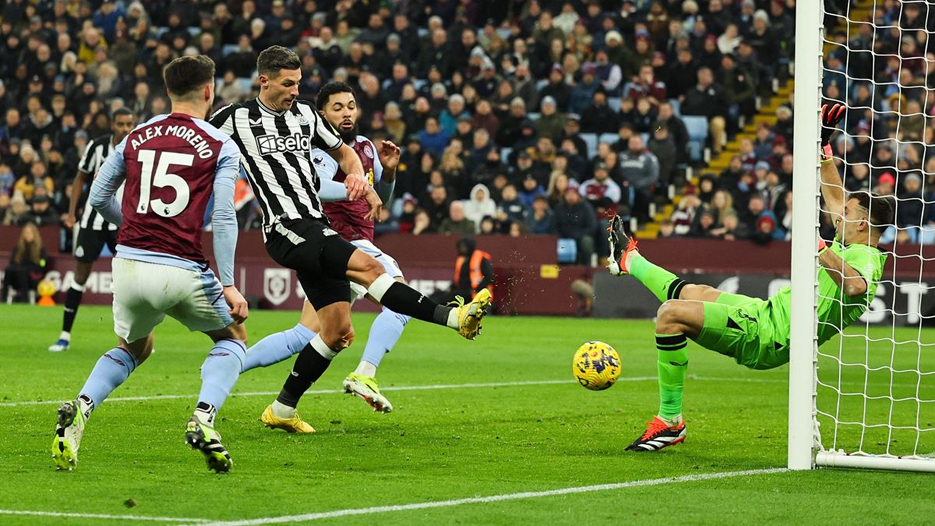 Fabian Schar Bawa Newcastle Mengalahkan Aston Villa 3-1