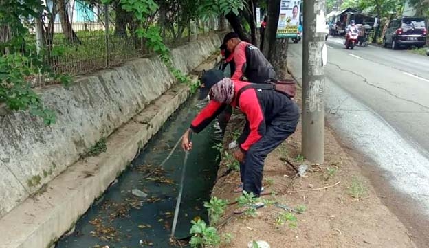 Satgas Kecamatan Karawaci Normalisasi Saluran Air Lingkungan