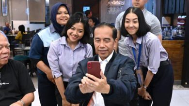 Presiden Jokowi Jadi Rebutan Selfie Saat Ngopi di Plaza Malioboro