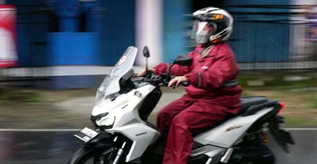 Musim Hujan, Cara Aman Berkendara Wajib Pakai Jas Hujan
