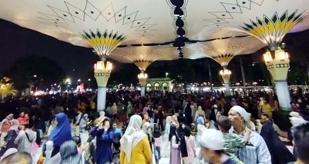 Ribuan Warga Liburan Tahun Baru ke Masjid Raya Al A'zhom