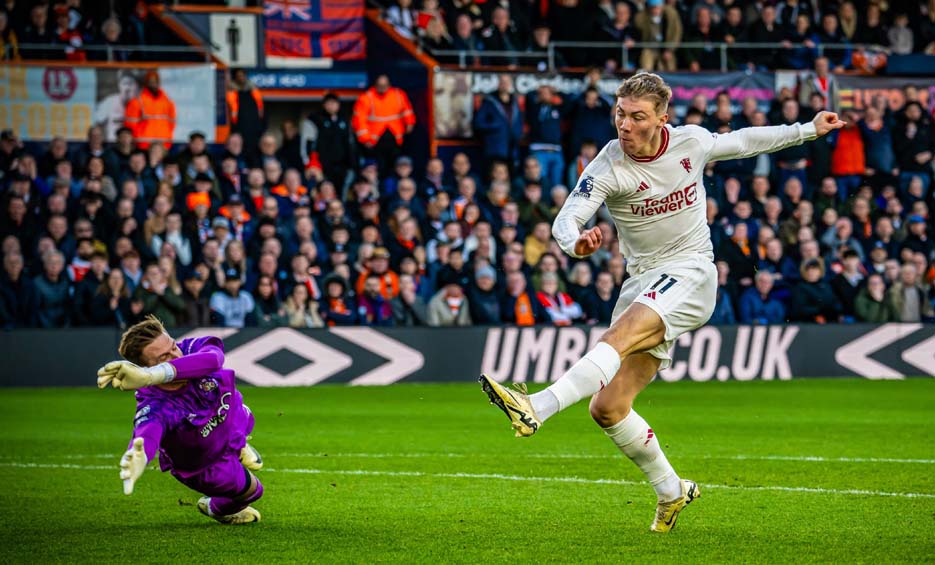 Dua Gol Rasmus Hojlund Bawa Kemenangan Man Utd 2-1 Atas Luton