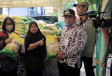 Pj Walikota Bersama BULOG Tangerang Distribusikan 208 Ton Beras