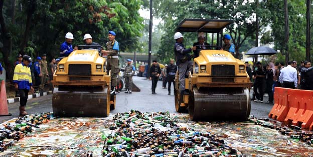 HUT ke-31, Pemkot Tangerang Musnahkan Ribuan Botol Miras