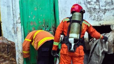 Petugas BPBD Tangani Kebocoran Gas Pabrik Es di Koang Jaya