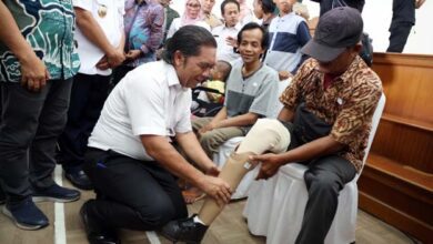 Pj Gubernur Banten Salurkan Bansos Bagi Penyandang Disabilitas