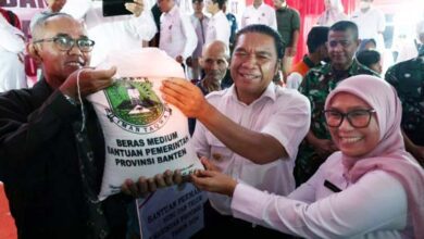 Pj Gubernur Banten Salurkan Bantuan Sosial di Kota Tangsel