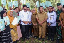 Al Muktabar Dampingi Menteri ATR/BPN Serahkan Sertipikat PTSL