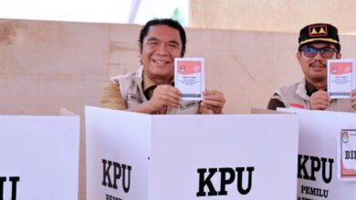 Pj Gubernur Banten Coblos Pemilu di TPS 05 Kelurahan Pancur