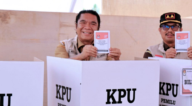 Pj Gubernur Banten Coblos Pemilu di TPS 05 Kelurahan Pancur