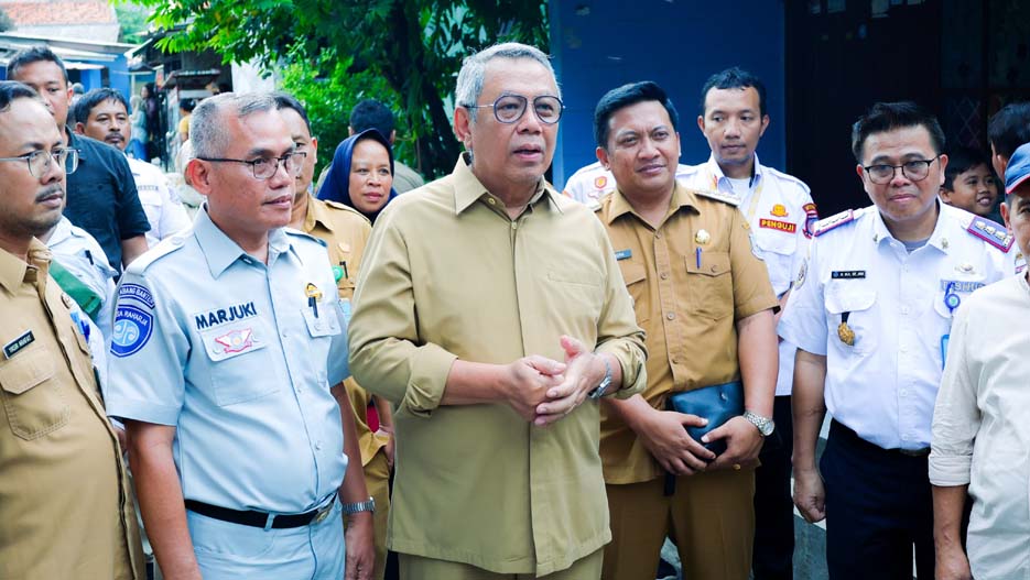 Benyamin Serahkan Santunan Kematian Jasa Raharja Korban Kecelakaan Bus