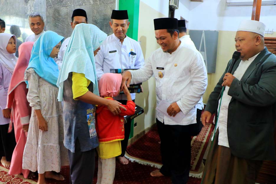 Di Sela Safari Ramadan, Nurdin Bagikan Santunan ke 100 Anak Yatim