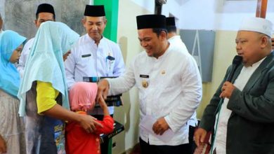 Di Sela Safari Ramadan, Nurdin Bagikan Santunan ke 100 Anak Yatim