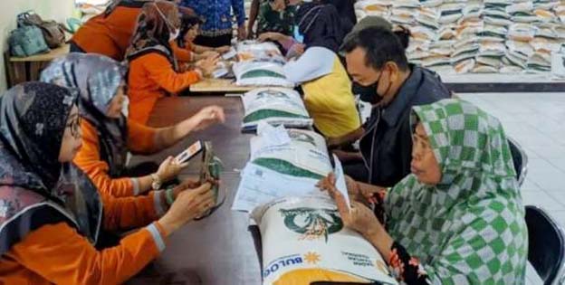 Warga Gebang Raya Terima Bansos Beras Bapanas Tahap 2