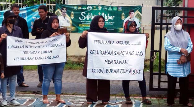 Puluhan Warga Gelar Aksi Dukungan untuk Lurah Sangiang Jaya